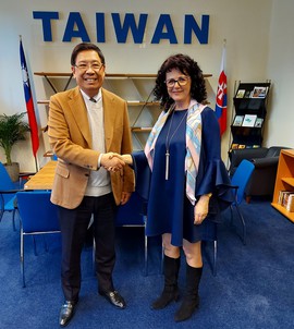 Prof. Mgr. Dagmar Cagáňová, PhD. a J.E. David Nan-Yang Lee po úspešnom rokovaní